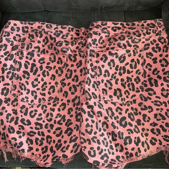 Torrid 5 Inch Boyfriend Vintage Stretch High-Rise Short - Picture 5 of 7